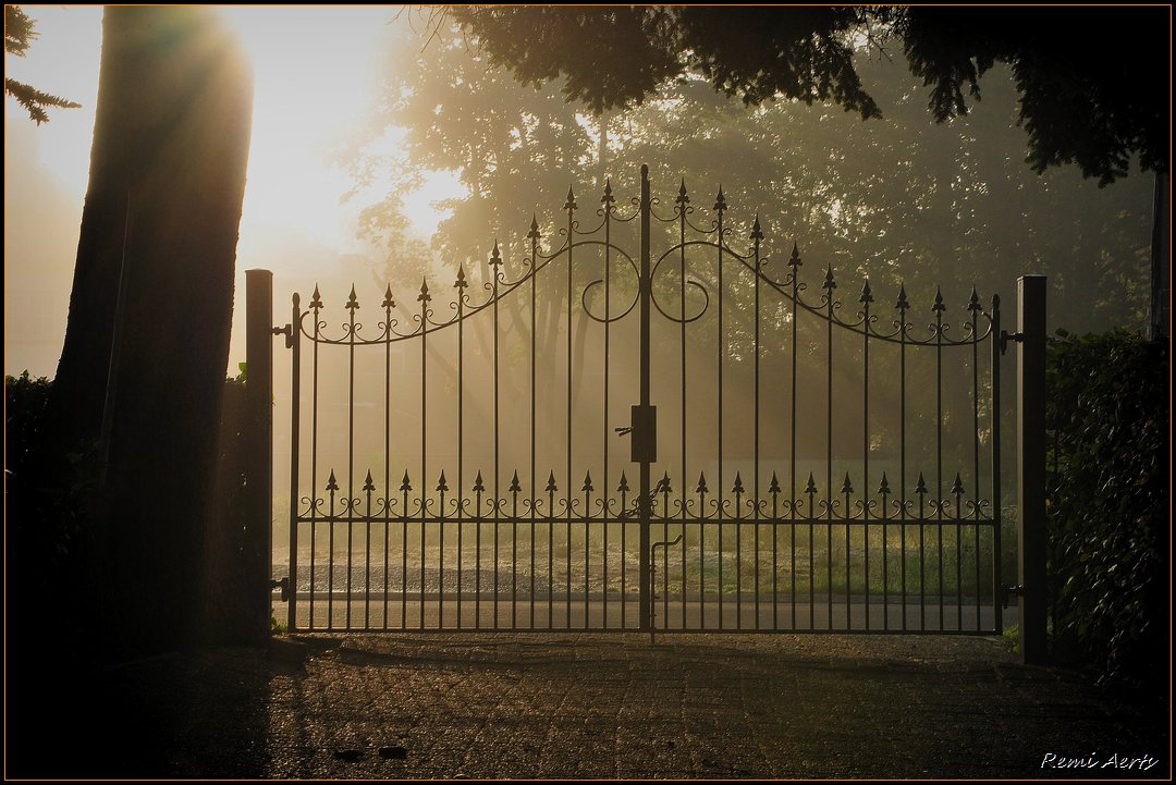 photo "garden gate" tags: landscape, architecture, sunset