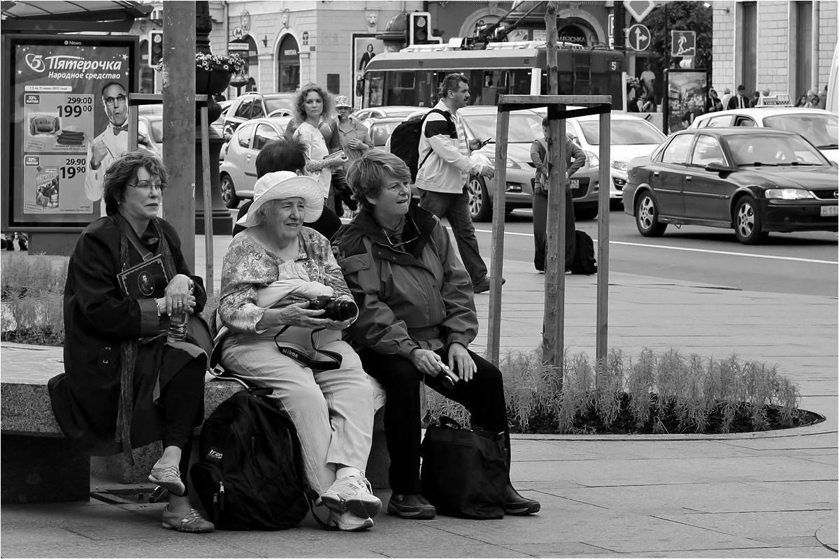 photo "Ladies-PhotoHunters" tags: street, genre, black&white, 