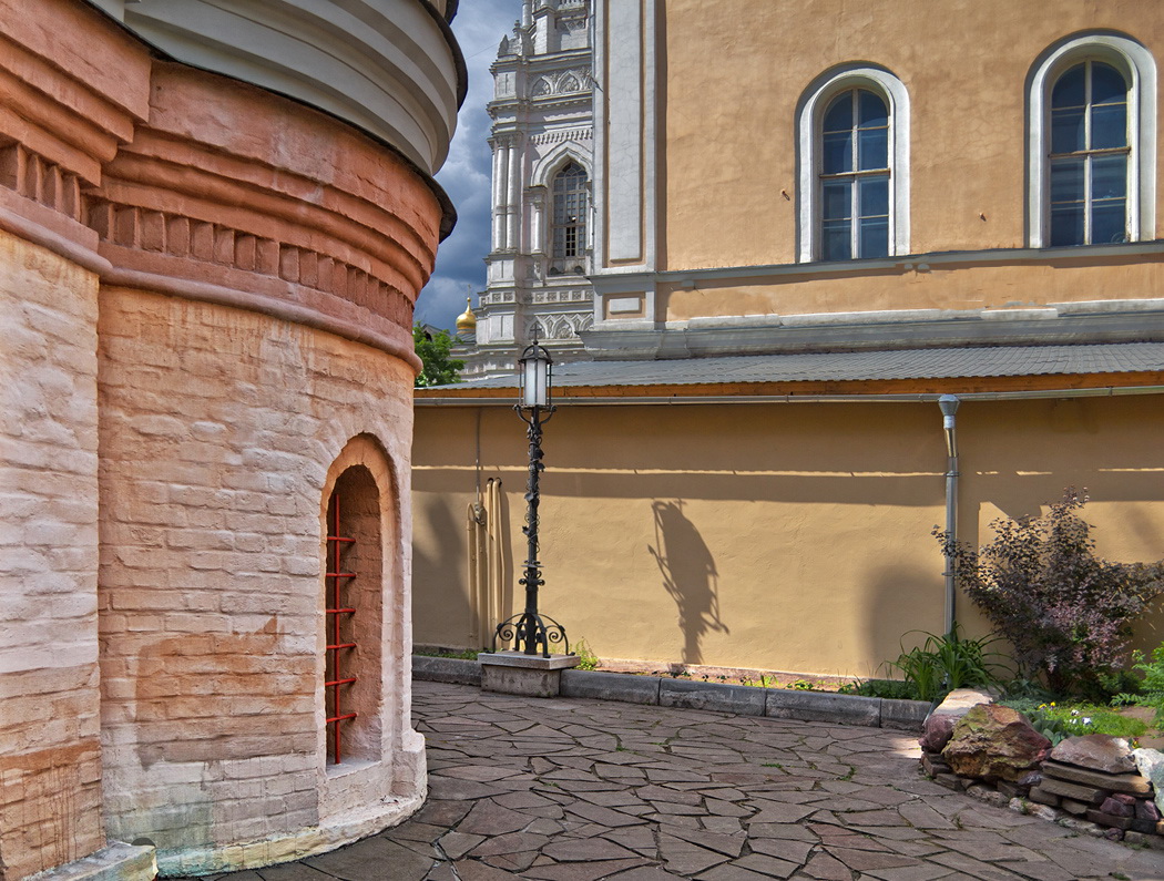 photo "The church yard, light and shadow ..." tags: architecture, city, landscape, 