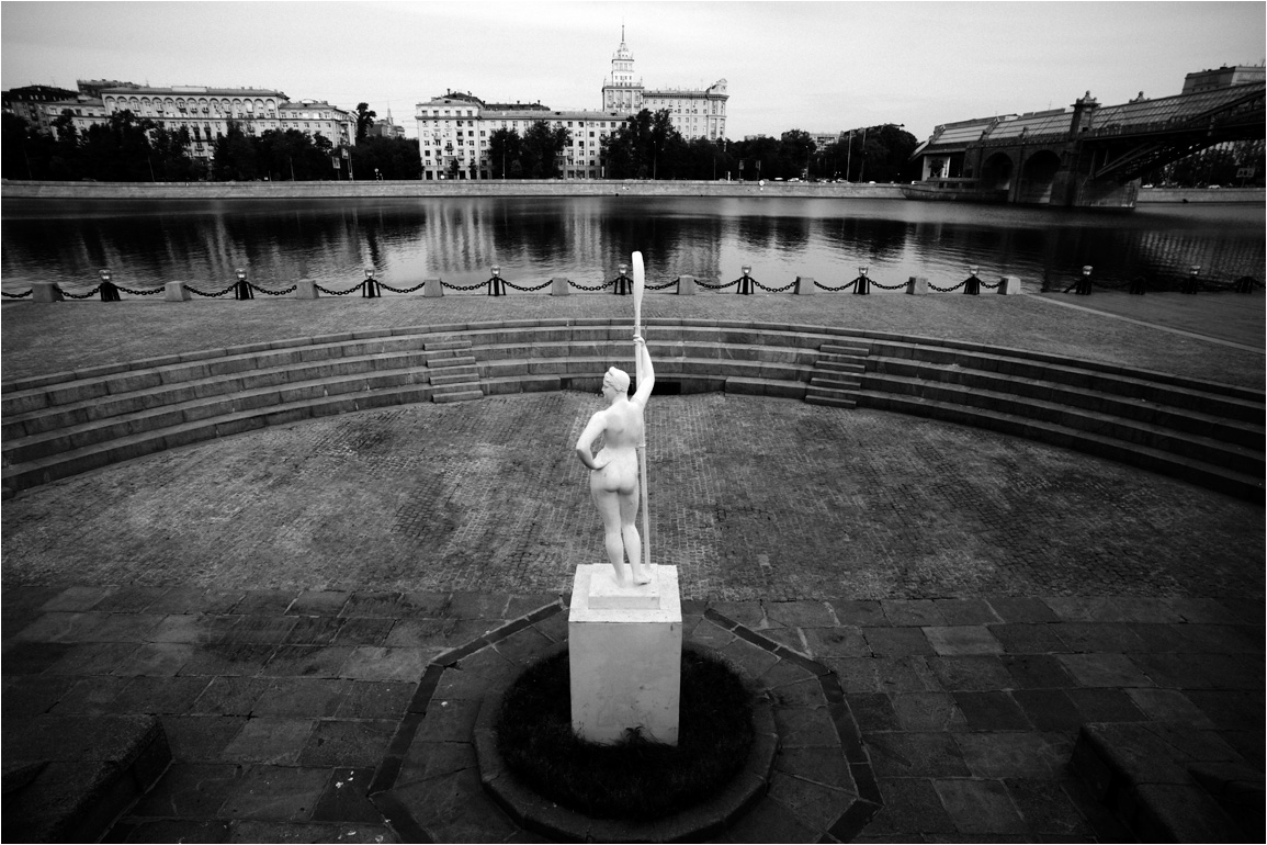 photo "Returning of girl with a paddle" tags: city, black&white, 