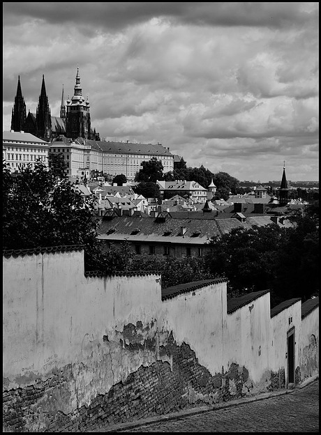 photo "Пражский Град и стена" tags: black&white, 