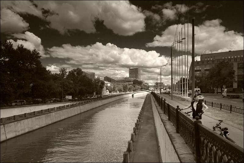 photo "On Yauza-river (Moscow)" tags: black&white, city, 