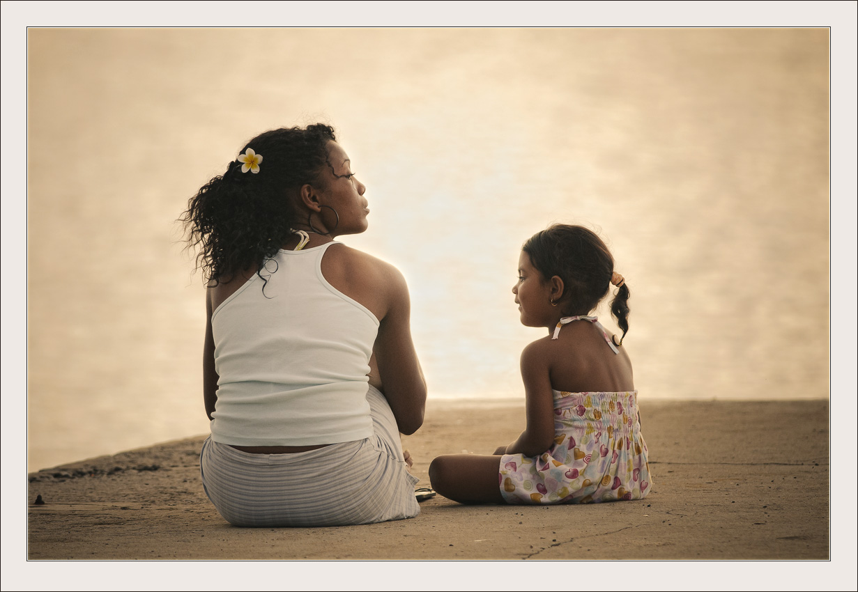 photo "***" tags: portrait, travel, genre, Africa, children, evening, ocean, people, sea, woman, Маврикий, дочь, мать, ретро