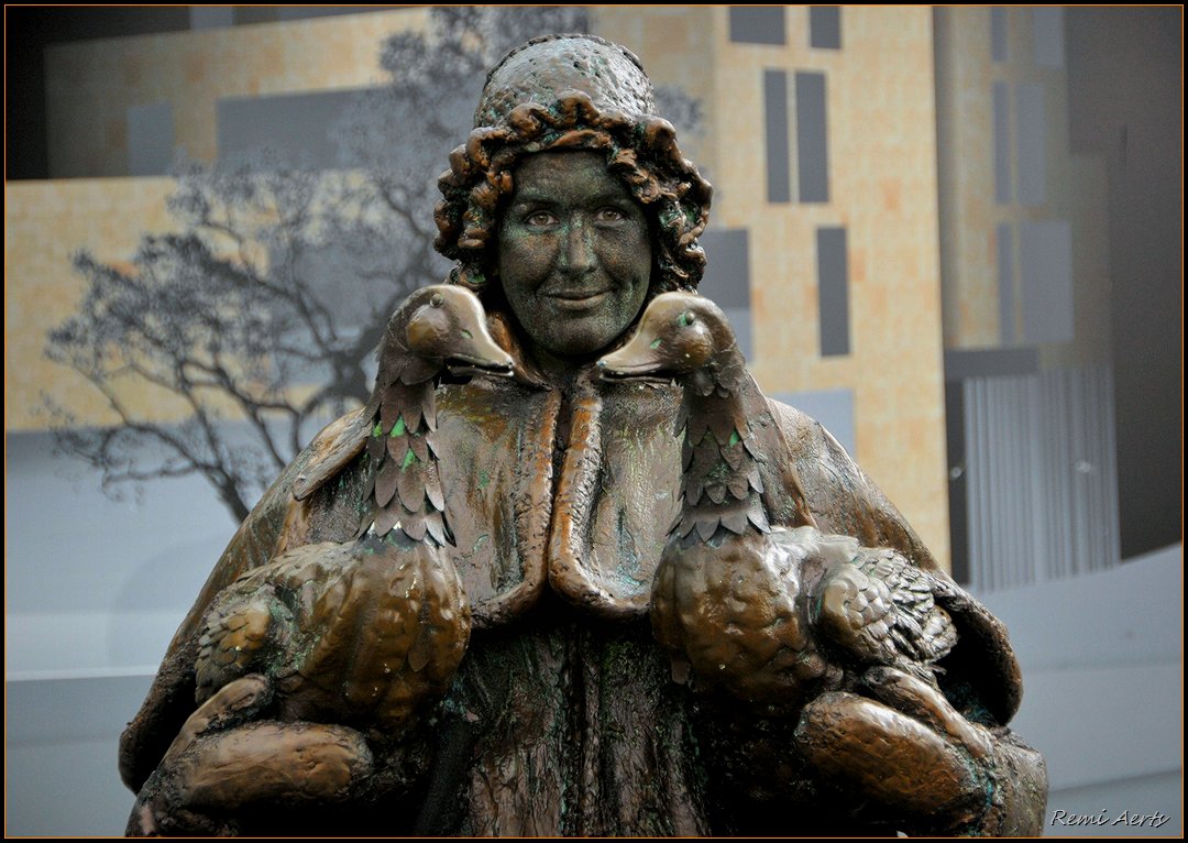 photo "living statue-geese girl" tags: portrait, street, reporting, 