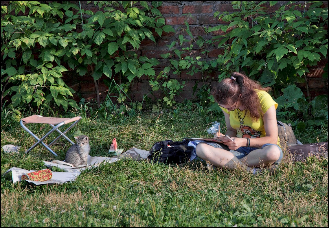 photo "Cats do not eat watermelon))" tags: genre, humor, city, Moscow, evening, girl, kitten, watermelon, Крутицы