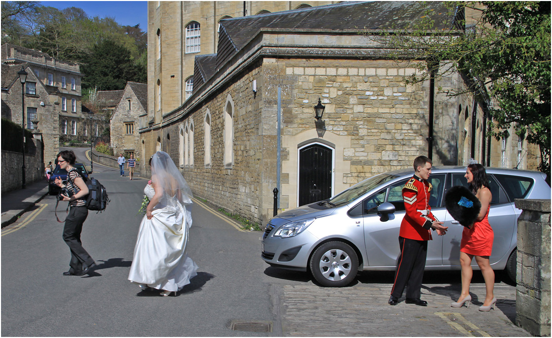photo "A bride ran away" tags: street, portrait, wedding
