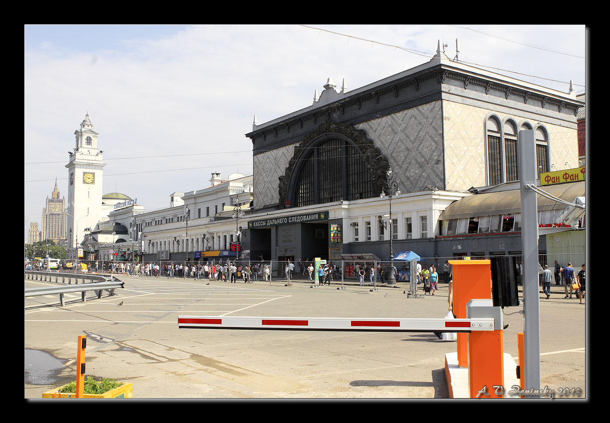 photo "Kiev Station: "Welcome," or - go in the ass!" tags: reporting, city, architecture, building, people, summer