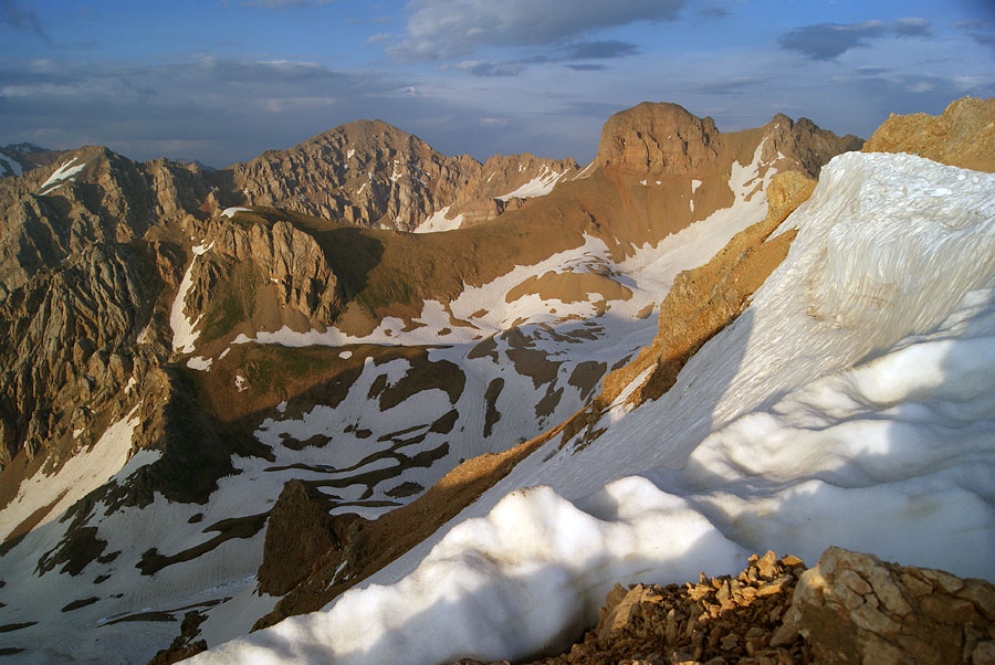 photo "***" tags: landscape, mountains, rocks, snow, summer, хребет