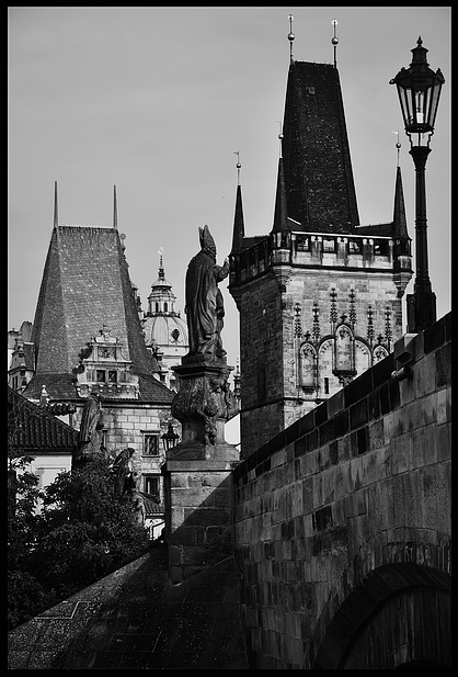 photo "Архитектура несколько столетий" tags: architecture, black&white, Prague