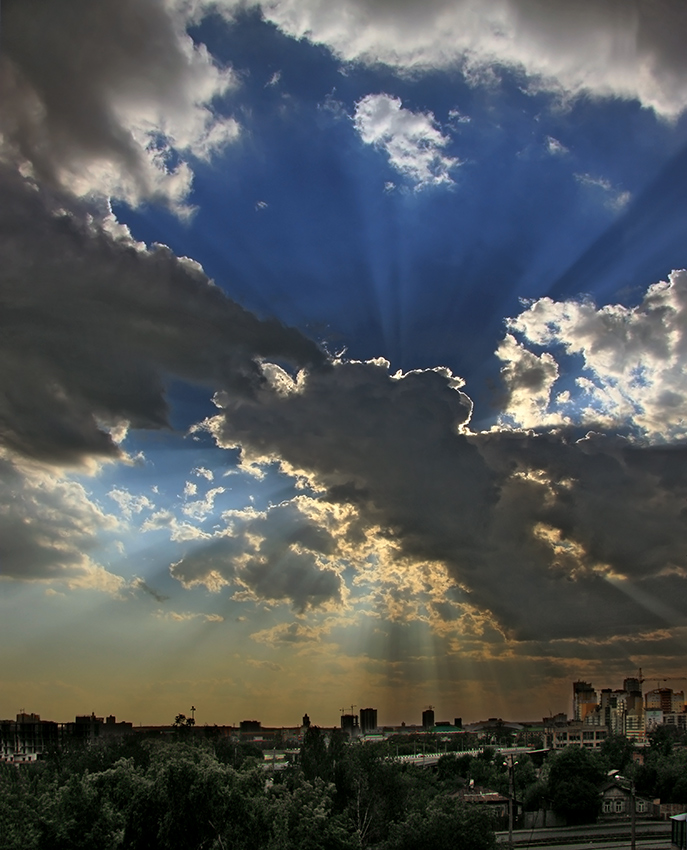 photo "omen" tags: city, clouds, sky, лучи