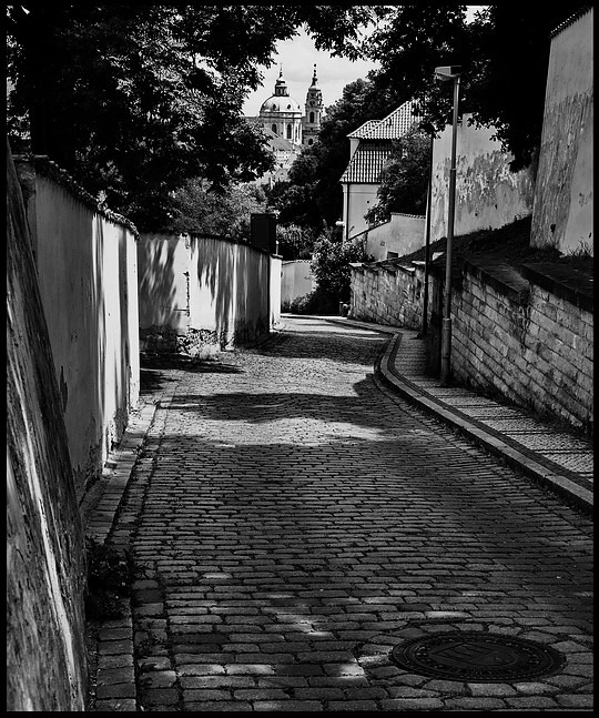 фото "Башни а улица" метки: черно-белые, город, Прага