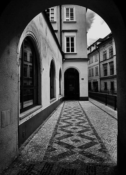 photo "Аркада а улица" tags: black&white, city, Prague