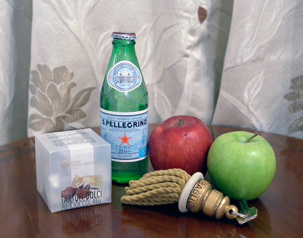 photo "A tourist's supper" tags: still life, humor, 
