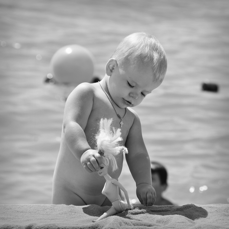 фото "Шпагат" метки: портрет, черно-белые, вода, дети, лето, море