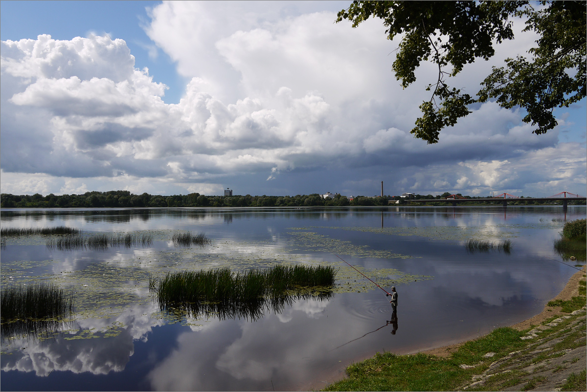 photo "Rīga" tags: landscape, Europe, clouds, people, river, sky, water