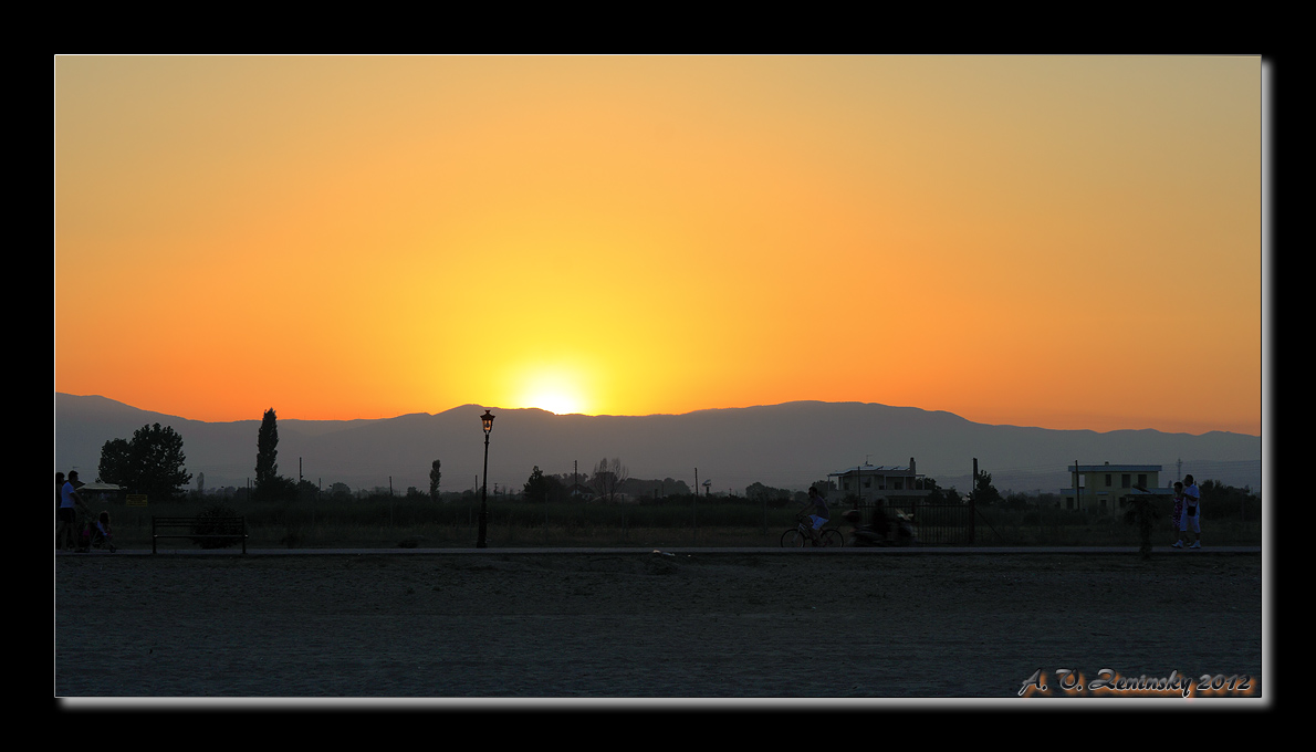 photo "... ..." tags: landscape, travel, panoramic, Europe, beach, mountains, people, road, summer, sunset, tourist