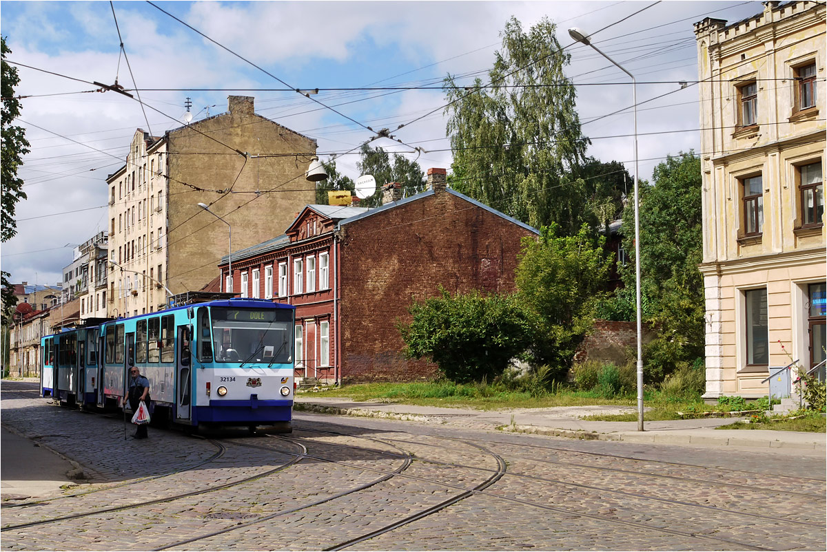 photo "Rīga. Maskavas." tags: city, Europe, building, people, street, трамваи