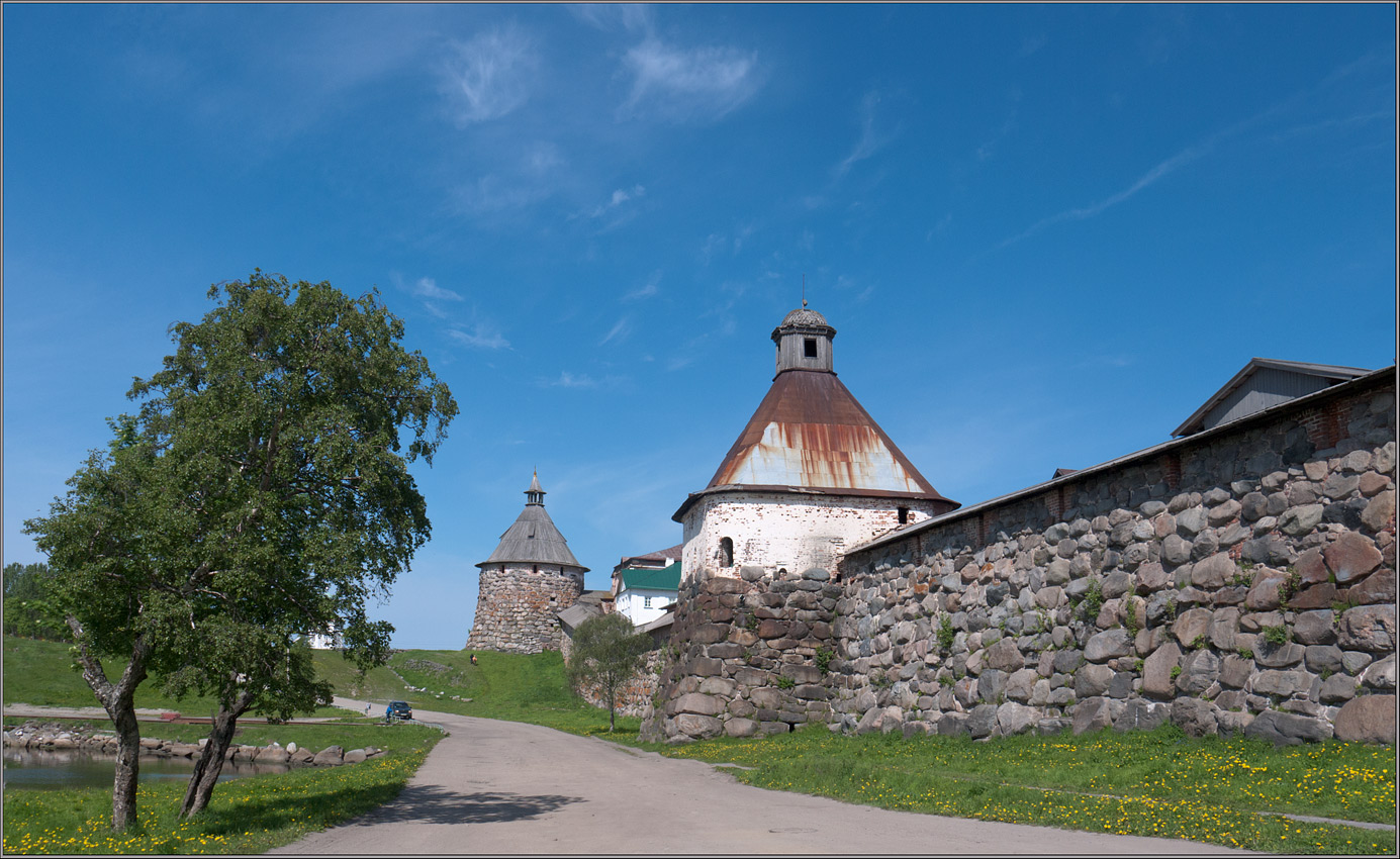 photo "Along a wall of the Solovetsky monastery" tags: landscape, architecture, temple, tower