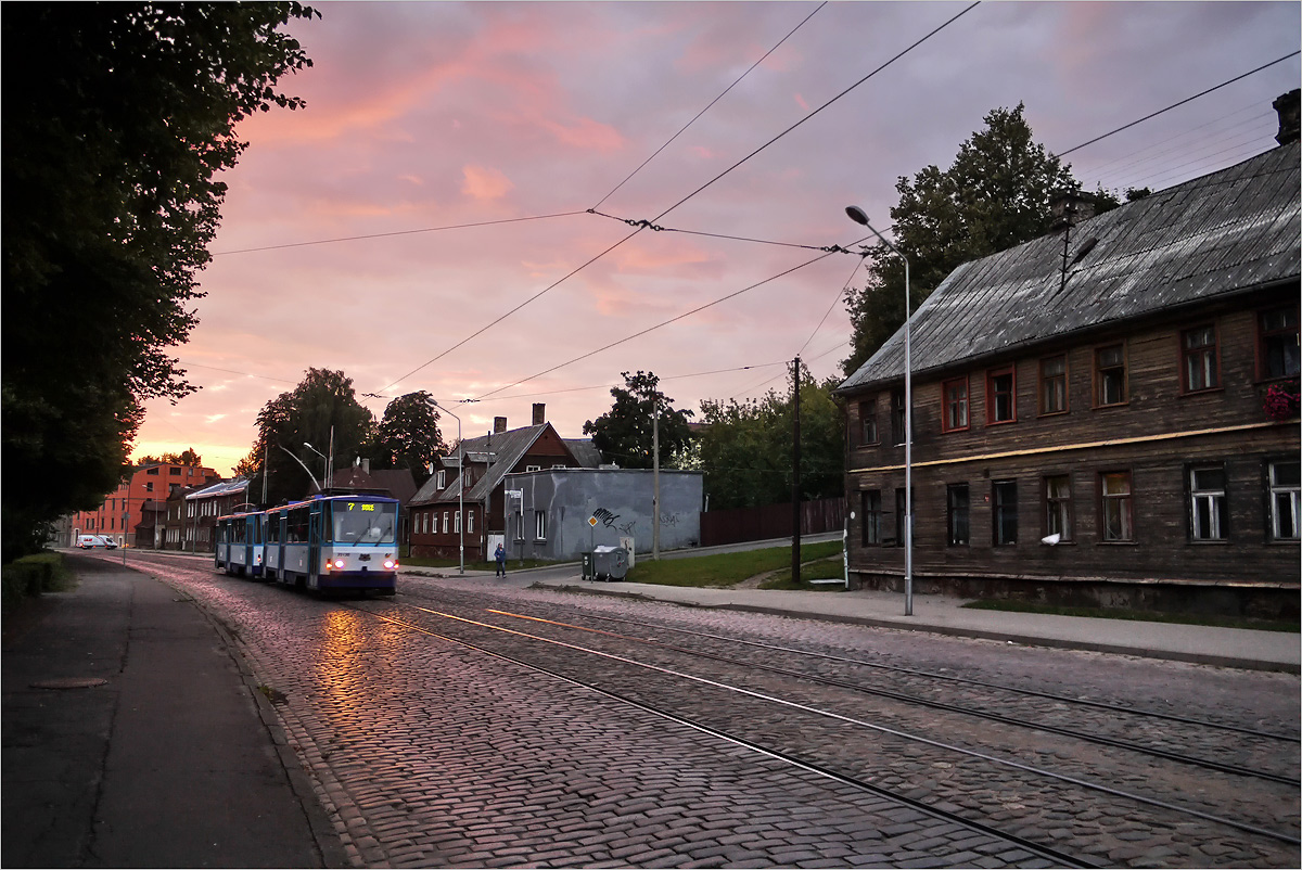 photo "Rīga. Maskavas." tags: city, Europe, building, street, sunset, трамваи