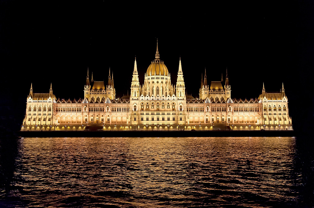 photo "The Parliament" tags: architecture, city, night