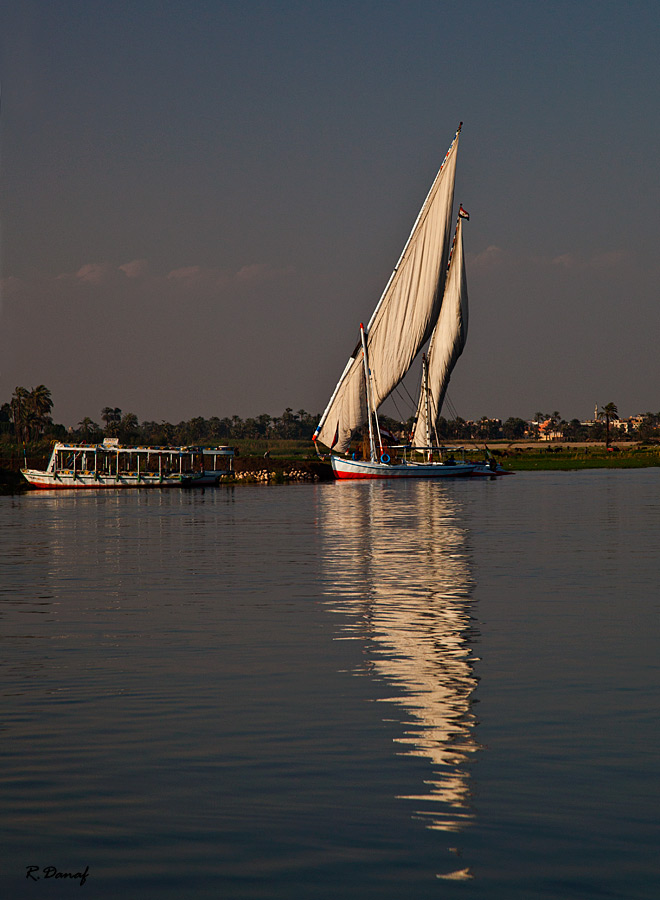 photo "Sailing on the Nile 04" tags: travel, landscape, Africa, reflections, river, tourists, water