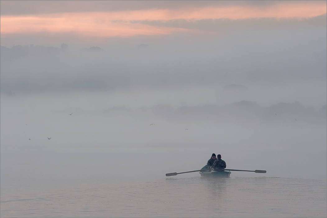 photo "Romantic" tags: landscape, boat, fog, morning, sunrise, Ока