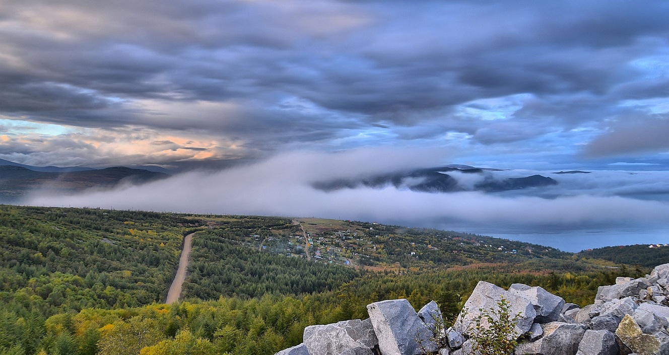 photo "***" tags: landscape, autumn, clouds, fog, forest, rocks, sea