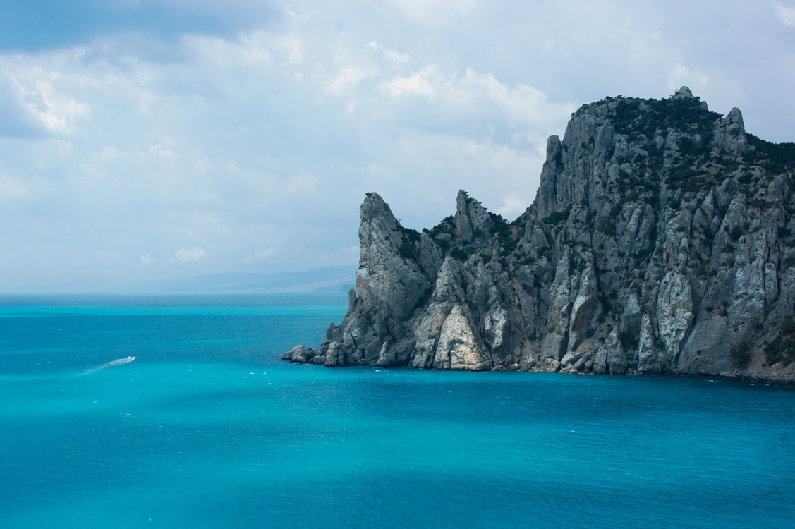 photo "***" tags: landscape, Crimea, sea, shadow, summer, sun, голубая бухта, голубая вода, гора Караул-оба, царский пляж