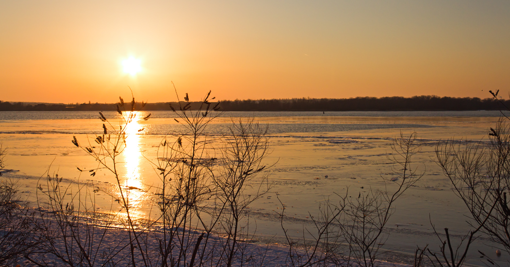 photo "***" tags: landscape, nature, Dnieper, coast, evening, river, sky, snow, sun, sunset, water, winter, кусты, лед, плавни