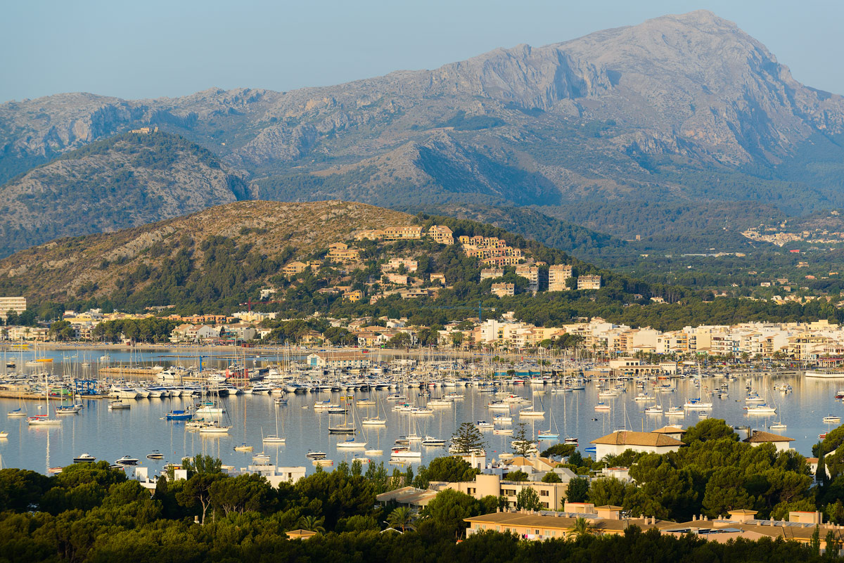 photo "Bay of thousands yachts" tags: travel, landscape, Europe, Majorca, Spain, bay, coast, mountains, sea, sunrise, water, яхта