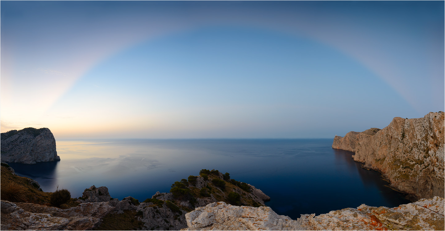 photo "***" tags: panoramic, landscape, nature, Europe, Majorca, Spain, bay, coast, colour, evening, night, rainbow, sea, sunset, water, Форментор, гало