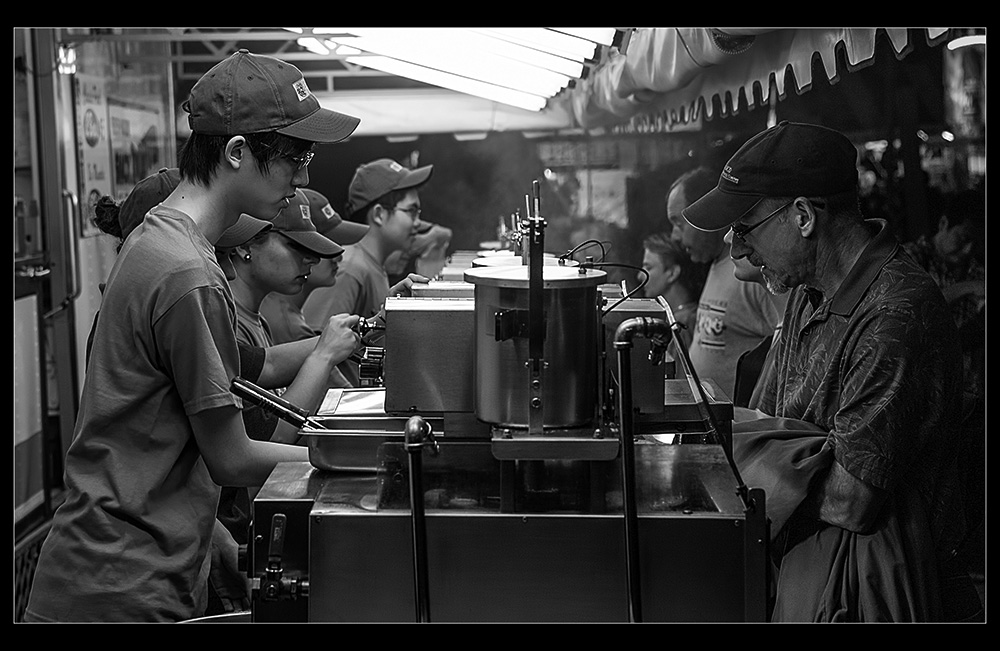photo "Fast food negotiations" tags: black&white, 