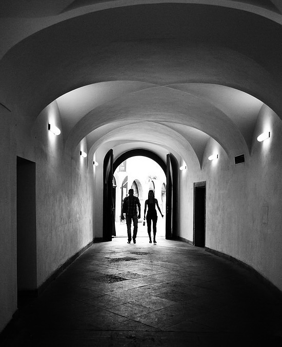 photo "Фигуры а проход" tags: black&white, Prague