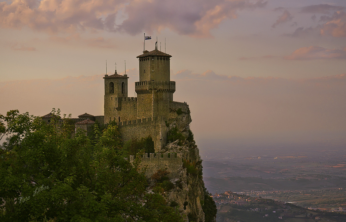 photo "San Marino" tags: travel, landscape, architecture, Europe, clouds, fog, tower, замок, сан марино