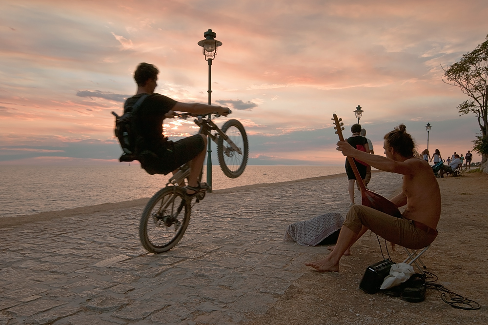 photo "Evening drive" tags: genre, evening, Хорватия, велосипедист, драйв, музыкант