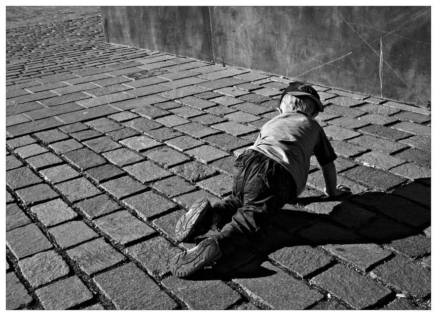 photo "urge to be close to surface of the world" tags: black&white, fragment, 