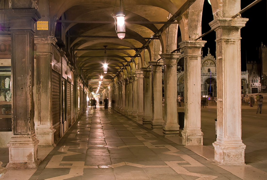 photo "***" tags: travel, architecture, Europe, Italy, Venice, night, арки, прокурации