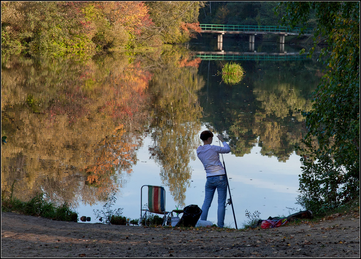 photo "autumn fishing" tags: landscape, genre, autumn, girl, lake, рыбалка