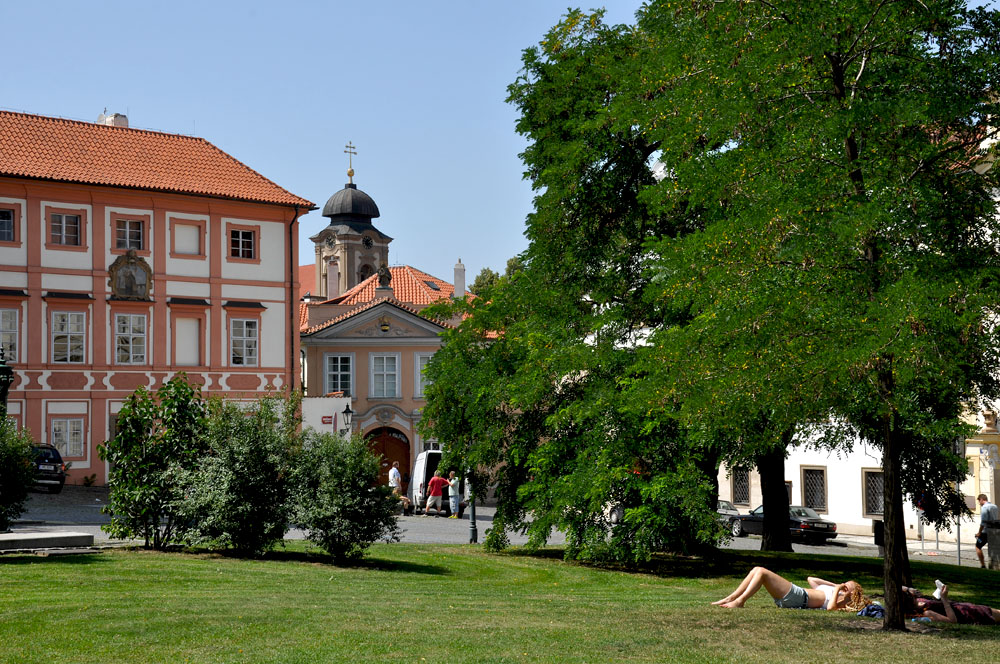 фото "Hradcanske namesti" метки: пейзаж, город, Европа, здание, лето, люди