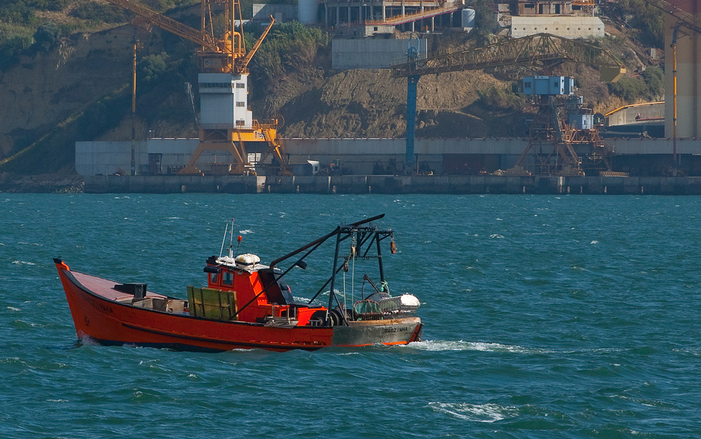 photo "Fishing Boat" tags: reporting, panoramic, Portugal