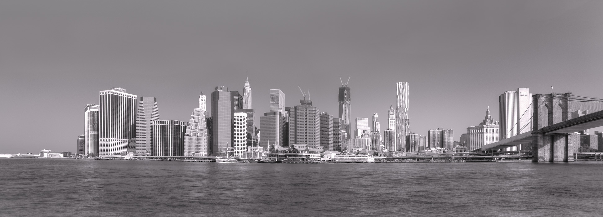 фото "View on lower Manhattan from Brooklyn" метки: архитектура, пейзаж, черно-белые, Нью-Йорк, городской пейзаж, мост, река
