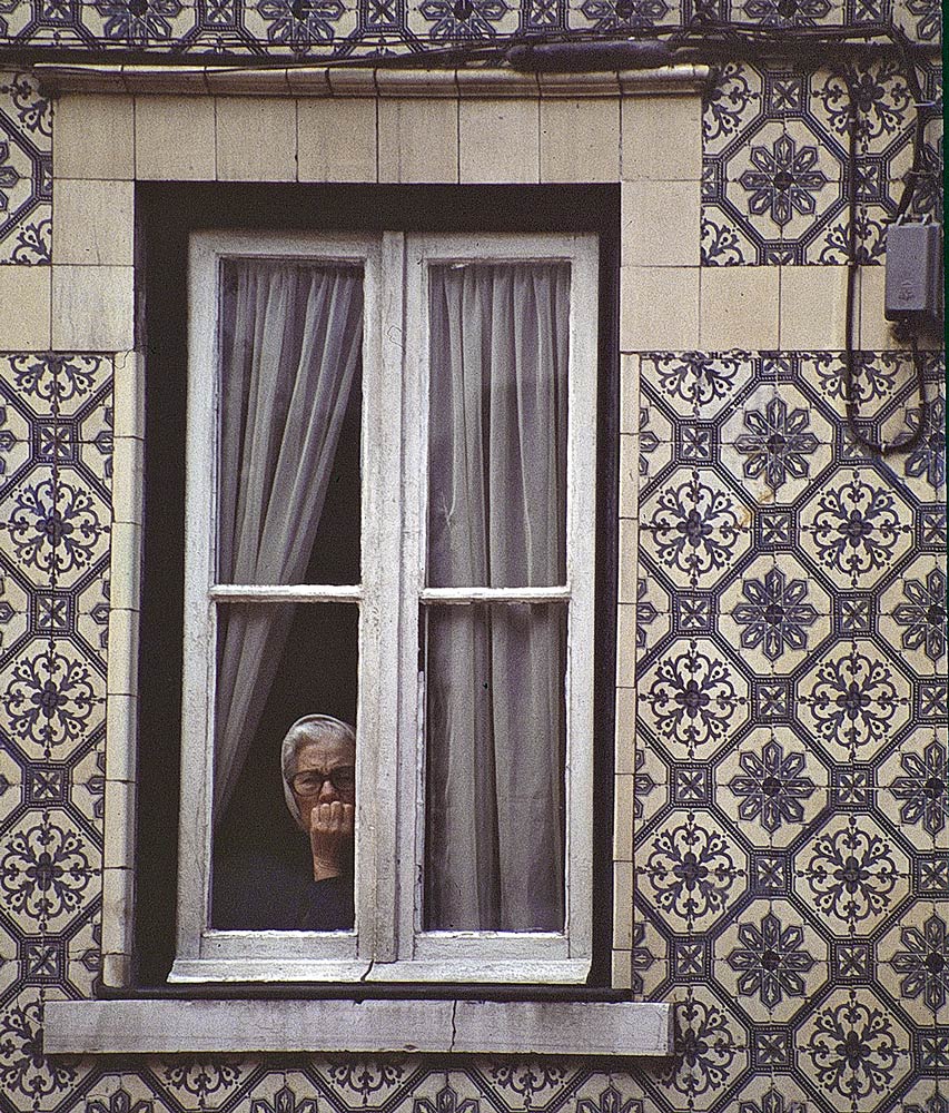 photo "Watching" tags: street, city, Portugal, face expression, people