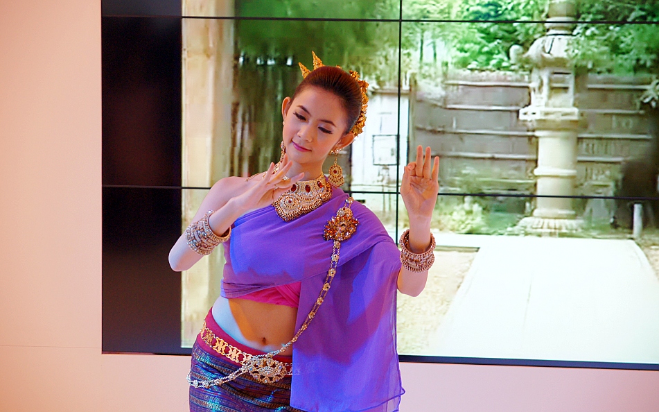photo "Danceing Thailand girl" tags: portrait, city, travel, Asia, autumn, girl