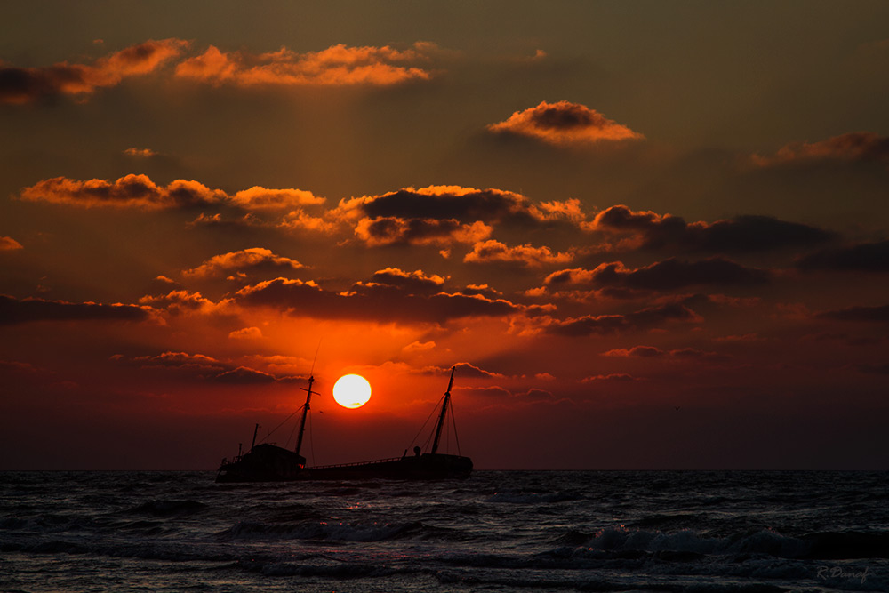 photo "Ship wreck" tags: travel, landscape, reporting, Africa, clouds, sunset, water