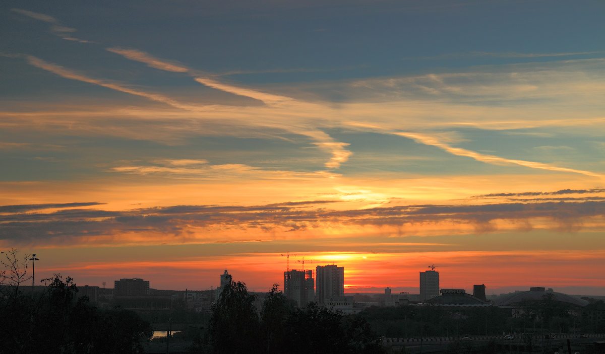 photo "Traces in the sky" tags: city, sky, Челябинск, самолёты, следы