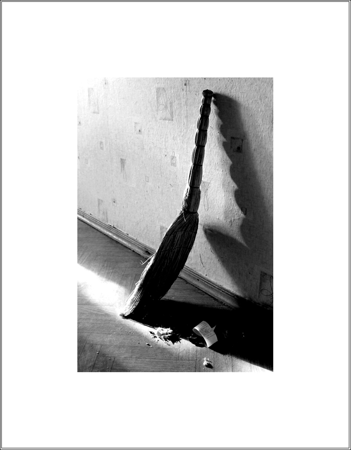 фото "Тени" метки: жанр, черно-белые, веник, тень