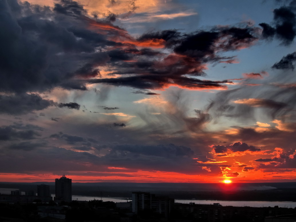 Закат солнца в ульяновске. Закат Ульяновск. Красивый закат в городе. Красивый закат в Ульяновске. Закат над городом.