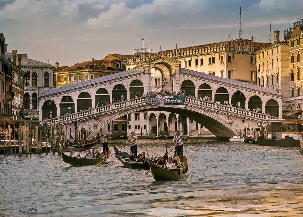 фото "From Venice with ..." метки: путешествия, пейзаж, Венеция, гондола, канал, мост реальто, облака