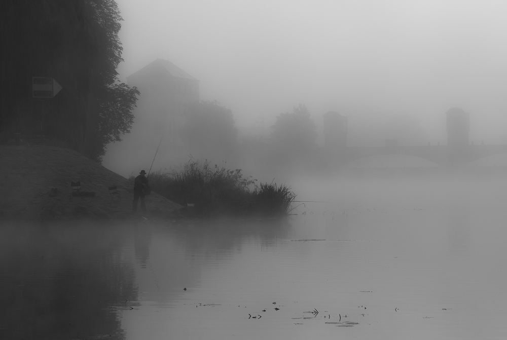 photo "Одинокий рыбак" tags: landscape, black&white, autumn, fog, river, sunset, water