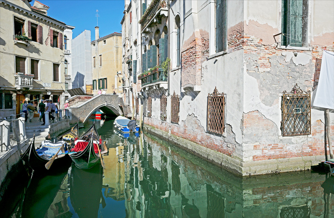photo "Venetian "corner"" tags: architecture, city, Italy, Venice, bridge, reflections